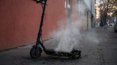 E-Scooter raucht nach Akkuschaden in der Thurnfelsstraße