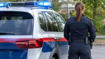 Eine Mopedfahrerin wird bei Kollision in Radfeld schwer verletzt