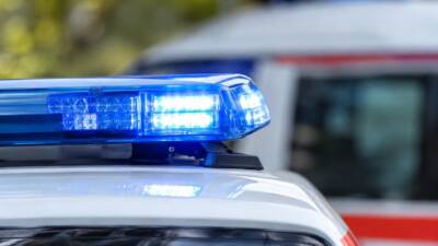 Blaues Warnlicht auf einem Einsatzfahrzeug vor einem unscharfen Rettungsfahrzeug