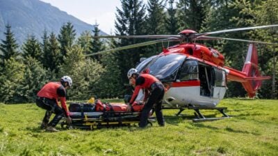 Eisenkeil trifft 27-Jährigen bei Holzarbeiten in Sautens
