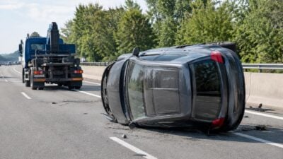Elektrofahrzeug überschlägt sich auf der A21
