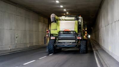 Erntemaschine steckt in Braunau in Eisenbahnunterführung fest