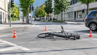 Fahrerflucht in Innsbruck: Radfahrerin stürzt