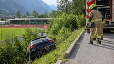 Fahrzeug rollt beim Sportzentrum in Imst über Böschung
