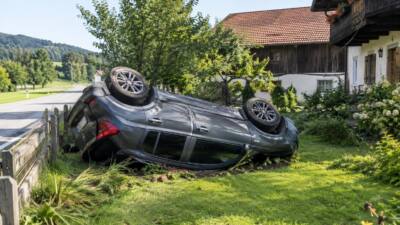 Fahrzeug überschlägt sich auf der L369 in Kolmegg