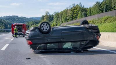 Fahrzeug überschlägt sich nach Unfall auf S6 bei Mürzzuschlag-Ost