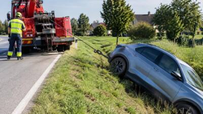 Fahrzeug wird in Zehensdorf aus Wassergraben gehoben