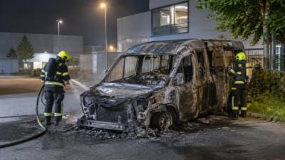 Fahrzeugbrand in Völs: Ein Fahrzeug brennt vollständig aus