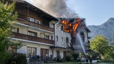 Fassadenbrand am ehemaligen Urisee Hotel in Reutte gelöscht