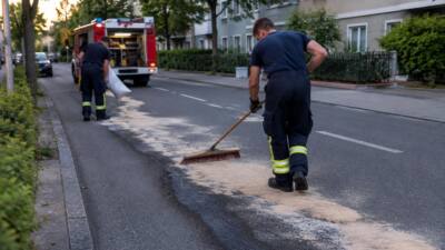 Feuerwache Reiterndorf reinigt Ölspur in Siriuskoglgasse in Bad Ischl