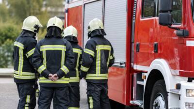 Feuerwehr Bad Ischl hilft beim Abtransport einer Person