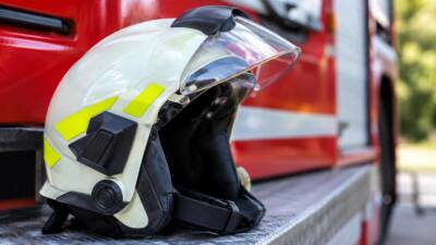 Feuerwehr befreit eingeklemmte Person nach Unfall auf der B127