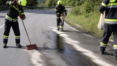 Feuerwehr beseitigt Ölspur von Podlanig bis Neudorf