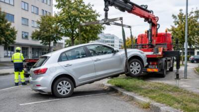 Feuerwehr birgt Pkw nach Randsteinfahrt in Zwettl