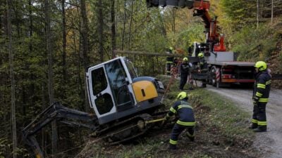Bagger kippt in Rachau um und wird geborgen