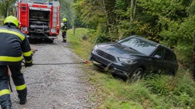 Feuerwehr Dorfgastein zieht Pkw auf Forstweg zurück
