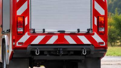 Feuerwehr hebt Pkw aus Straßengraben