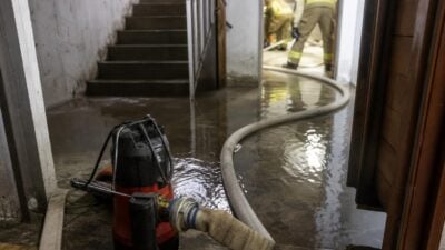 Feuerwehr Jenbach entfernt Wasser aus Kellerabteil in Tratzbergsiedlung