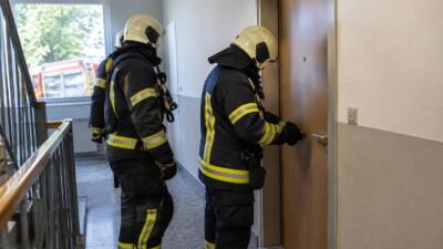 Feuerwehr öffnet Wohnungstür nach Unfallverdacht in Bad Ischl