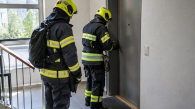 Feuerwehr öffnet Wohnungstür nach vermutetem medizinischen Notfall
