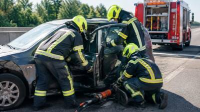 Feuerwehr rettet verletzte Person nach A2-Unfall bei Wiener Neudorf
