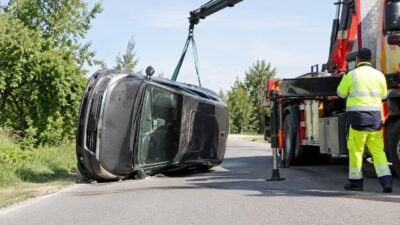 Feuerwehr richtet Fahrzeug nach Unfall in Brunn wieder auf