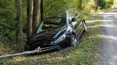 Feuerwehr Schladming birgt verunfalltes Fahrzeug in Oberhaus