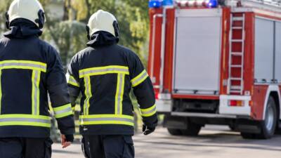Feuerwehr Schwaz zieht Lkw mit Unimog auf Forstweg zurück