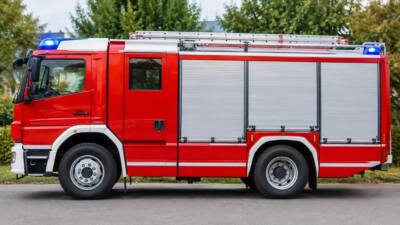 Feuerwehr St. Florian reinigt Fahrbahn nach Unfall bei Spar/Penny