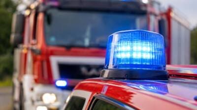 Feuerwehr verhindert Ausbreitung eines Wiesenbrands in Halltal