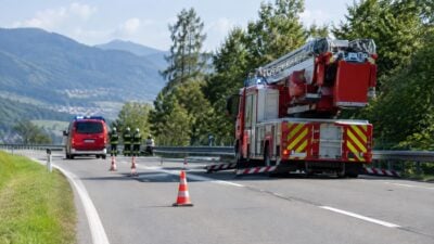 Feuerwehr Weer sichert Unfallstelle nach Unfall auf B171
