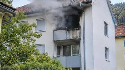 Feuerwehren löschen Brand in Mehrparteienwohnhaus in Hirnsdorf