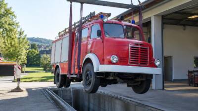 Angersberg: Feuerwehroldtimer bricht beim Wenden in Montagegrube ein