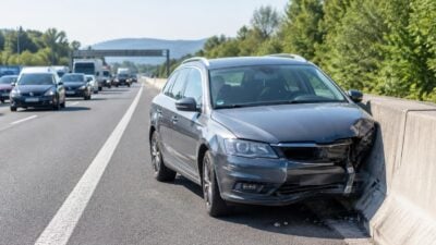 Flucht vor Grenzkontrolle: Pkw prallt auf A9 bei Spielfeld gegen Leitwand