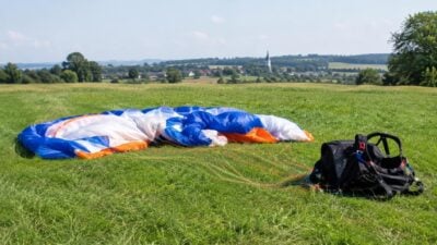Flugschülerin stürzt mit Paragleiter in Kettenreith ab
