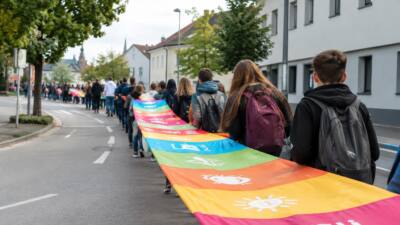 Friedensmarsch in Mauer: Rund 1.500 Jugendliche formen Symbol