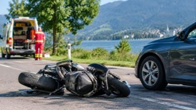 Frontalzusammenstoß auf B99: Motorradfahrer schwer verletzt