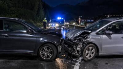 Fulpmes: Frontalkollision auf B183 verletzt zwei Lenker