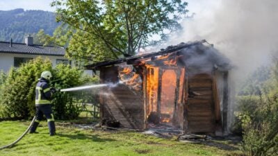 Gartenhütte in Bischofshofen brennt – Feuerwehr stoppt Ausbreitung
