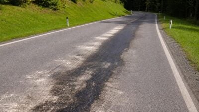 Geplatzte Traktorleitung verursacht Ölspur auf der L47