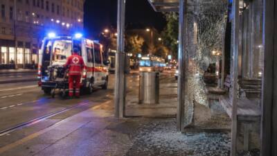 Glassplitter verletzen Mann an Haltestelle in Favoriten – Schuss aus Auto vermutet