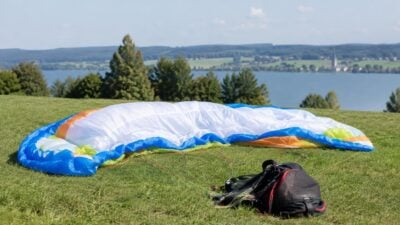 Gleitschirm klappt in Obertrum am See ein, 21-Jähriger stürzt ab