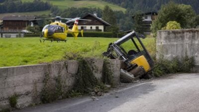 Hoflader stürzt in Nußdorf Debant über Mauer