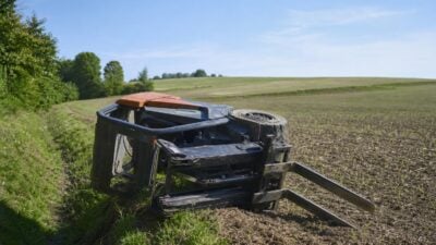 Hubstapler überschlägt sich auf Agrarweg in Staatz