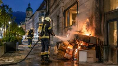 Kartonagenbrand: Sachschaden an Fassade in Innsbruck