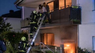 Kellerbrand in Fischlham: Feuerwehr holt zwei Frauen vom Balkon