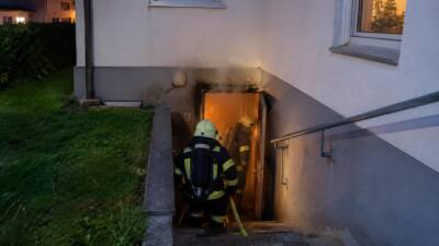 Kellerbrand in Wels-Land: Feuerwehr rettet zwei Frauen vom Balkon