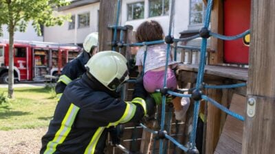 Kind in Schwaz aus Klettergerüst befreit