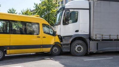 Kindergartenbus und Lkw kollidieren: sechs Verletzte im Bezirk Ried