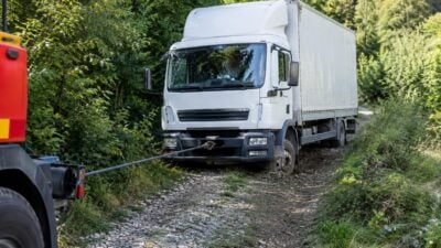 Klein-LKW bleibt zwischen Fließ und Eichholz stecken